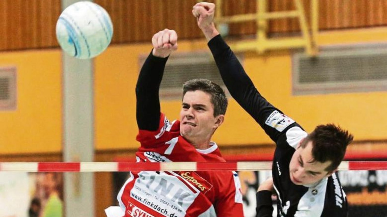 Kolja Meyer gewinnt das Duell gegen Unterhaugstetts Michael Ocher. Foto: Küppers