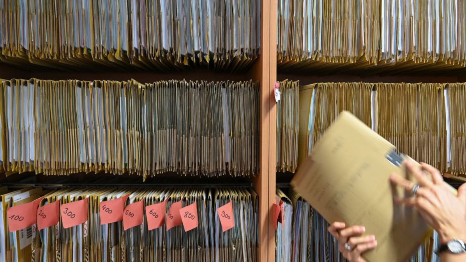Behördenakten sind mitunter auch sprachlich ein Albtraum. Die Regierung will nun, dass mit den Bürgern verständlicher kommuniziert wird.Arne Dedert/dpa Behördenakten sind mitunter auch sprachlich ein Albtraum. Die Regierung will nun, dass mit den Bürgern verständlicher kommuniziert wird.Arne Dedert/dpa