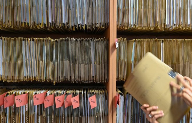 Behördenakten sind mitunter auch sprachlich ein Albtraum. Die Regierung will nun, dass mit den Bürgern verständlicher kommuniziert wird.<span class='image-autor'>Arne Dedert/dpa</span>