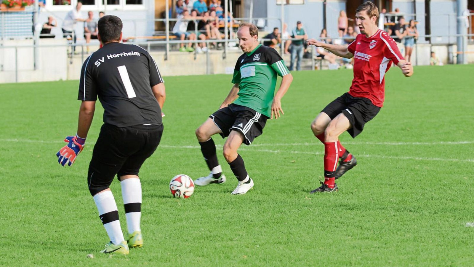 Andre Aisenbrey (Mitte) schiebt den Ball nach einem Querpass von Dolorjant Imeri zum 3:0 über die Linie. Jakob Zoller (rechts) und Horrheims Torwart Kevin Reiner kommen zu spät. Foto: Nachreiner Andre Aisenbrey (Mitte) schiebt den Ball nach einem Querpass von Dolorjant Imeri zum 3:0 über die Linie. Jakob Zoller (rechts) und Horrheims Torwart Kevin Reiner kommen zu spät. Foto: Nachreiner