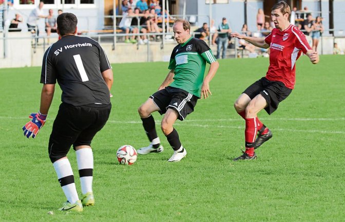 Andre Aisenbrey (Mitte) schiebt den Ball nach einem Querpass von Dolorjant Imeri zum 3:0 über die Linie. Jakob Zoller (rechts) und Horrheims Torwart Kevin Reiner kommen zu spät. Foto: Nachreiner