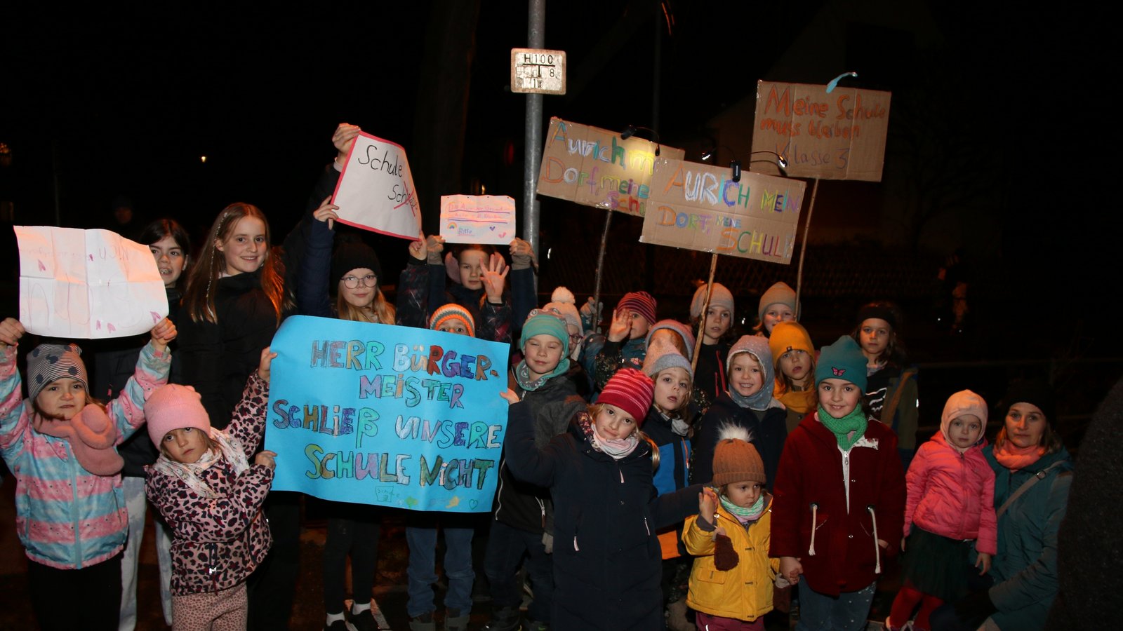 Protest der Kinder gegen eine Schulschließung in Aurich am Dienstagabend. Foto: Bögel Protest der Kinder gegen eine Schulschließung in Aurich am Dienstagabend. Foto: Bögel