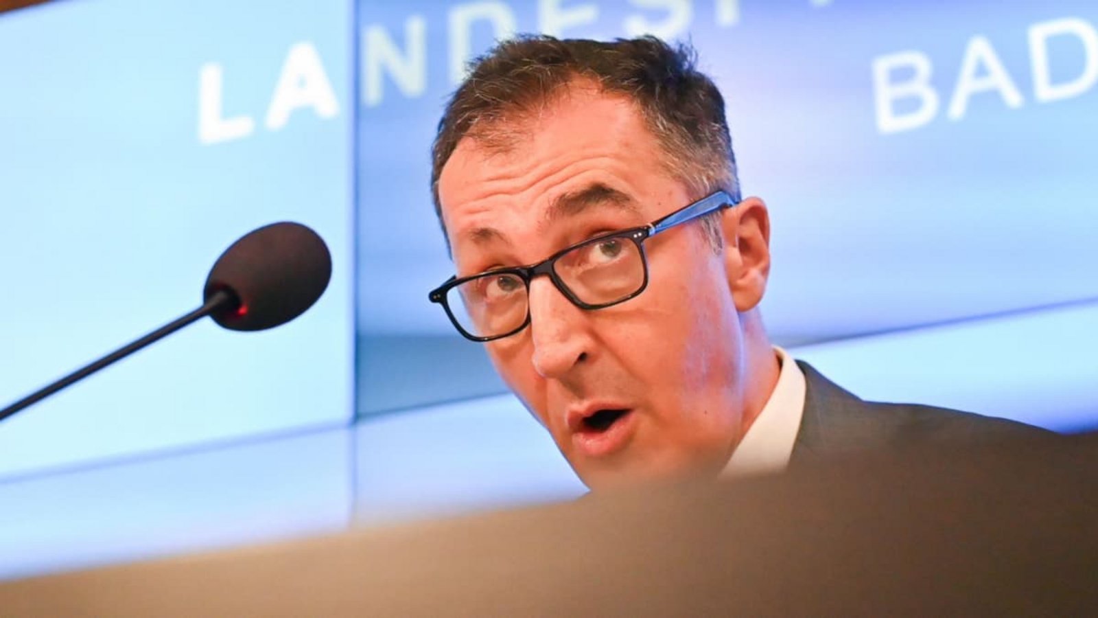 Ministerpräsident Cem Özdemir (Grüne) will entschlossen gegen Antisemitismus in Bildungseinrichtungen vorgehen.Jennifer Kramer/dpa Ministerpräsident Cem Özdemir (Grüne) will entschlossen gegen Antisemitismus in Bildungseinrichtungen vorgehen.Jennifer Kramer/dpa