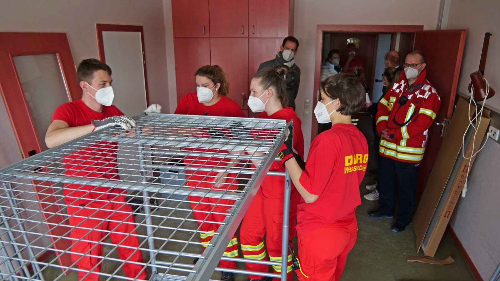 Am Wochenende waren insgesamt rund 150 Helfer damit beschäftigt, die Einrichtung aufzubauen und die Zimmer der ehemaligen Klinik wohnlich zu gestalten. Am Wochenende waren insgesamt rund 150 Helfer damit beschäftigt, die Einrichtung aufzubauen und die Zimmer der ehemaligen Klinik wohnlich zu gestalten.