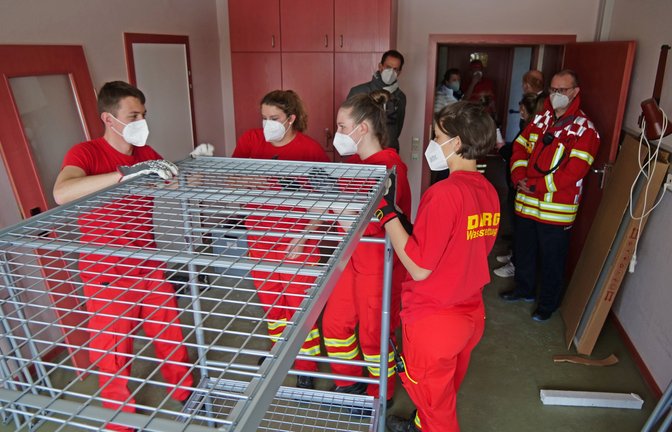Am Wochenende waren insgesamt rund 150 Helfer damit beschäftigt, die Einrichtung aufzubauen und die Zimmer der ehemaligen Klinik wohnlich zu gestalten.