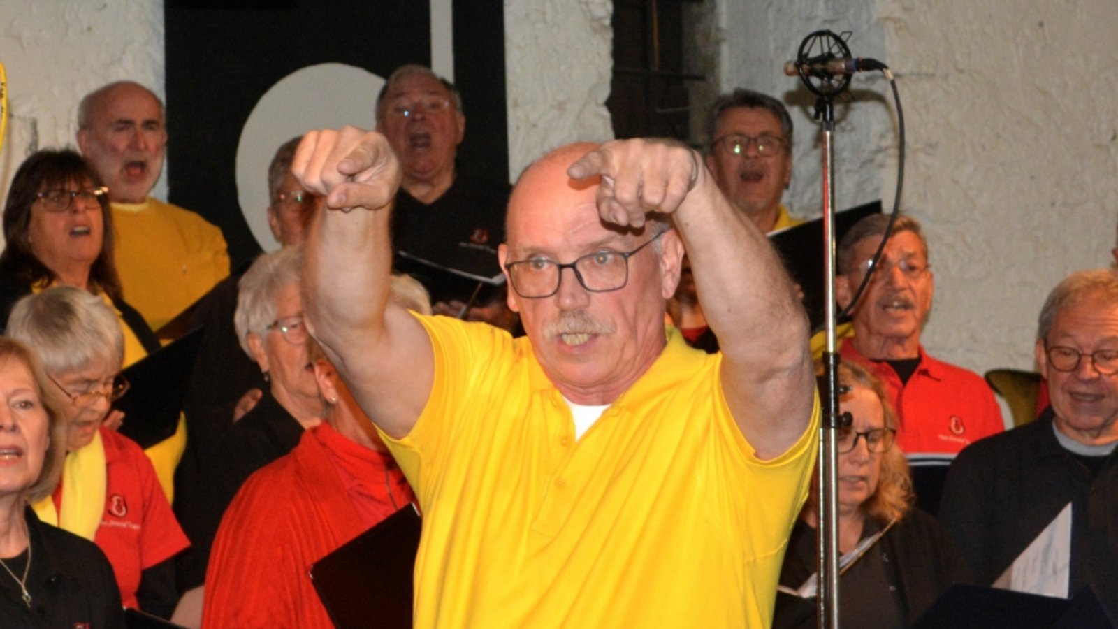 Leitet Chor und Publikum: Dirigent Jürgen Huttenlocher. Fotos: Stahlfeld