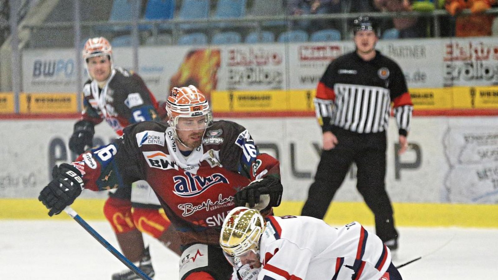 Willie Corrin hat gegen Deggendorf (Bild) das 4:4 vorbereitet und hatte auch in Bayreuth kurz vor Schluss zwei Chancen zum Ausgleich. Foto: Baumann Willie Corrin hat gegen Deggendorf (Bild) das 4:4 vorbereitet und hatte auch in Bayreuth kurz vor Schluss zwei Chancen zum Ausgleich. Foto: Baumann