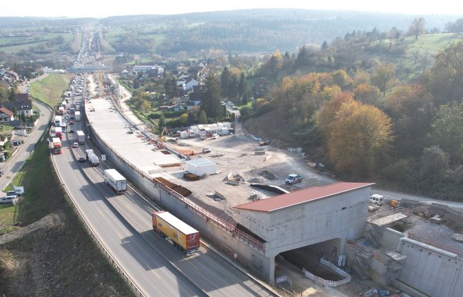 Bau der 380 Meter langen Lärmschutzeinhausung auf der A 8 in Fahrtrichtung Stuttgart.  <span class='image-autor'>Foto: Autobahn GmbH Niederlassung Südwest</span>