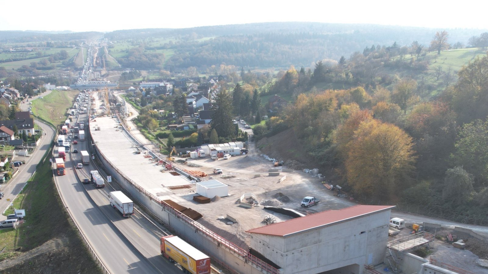 Bau der 380 Meter langen Lärmschutzeinhausung auf der A 8 in Fahrtrichtung Stuttgart. Foto: Autobahn GmbH Niederlassung Südwest Bau der 380 Meter langen Lärmschutzeinhausung auf der A 8 in Fahrtrichtung Stuttgart. Foto: Autobahn GmbH Niederlassung Südwest