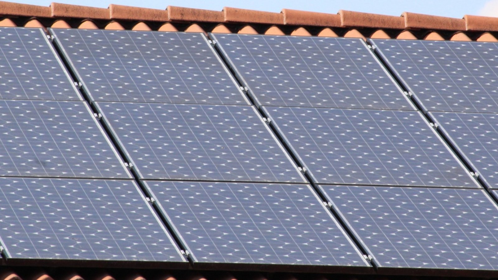 Aufgesetzt: Auf immer mehr Dächer kommen Photovoltaikanlangen.  Foto: Pixabay