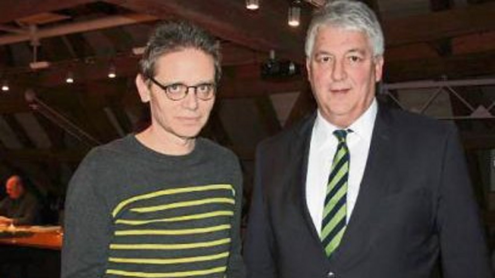 Kämmerer Hans Knöller (links) und Bürgermeister Peter Schäfer präsentieren die ersten Zahlen vom Haushaltsplan 2015. Foto: Jähne Kämmerer Hans Knöller (links) und Bürgermeister Peter Schäfer präsentieren die ersten Zahlen vom Haushaltsplan 2015. Foto: Jähne