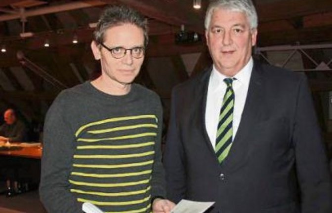 Kämmerer Hans Knöller (links) und Bürgermeister Peter Schäfer präsentieren die ersten Zahlen vom Haushaltsplan 2015.  Foto: Jähne