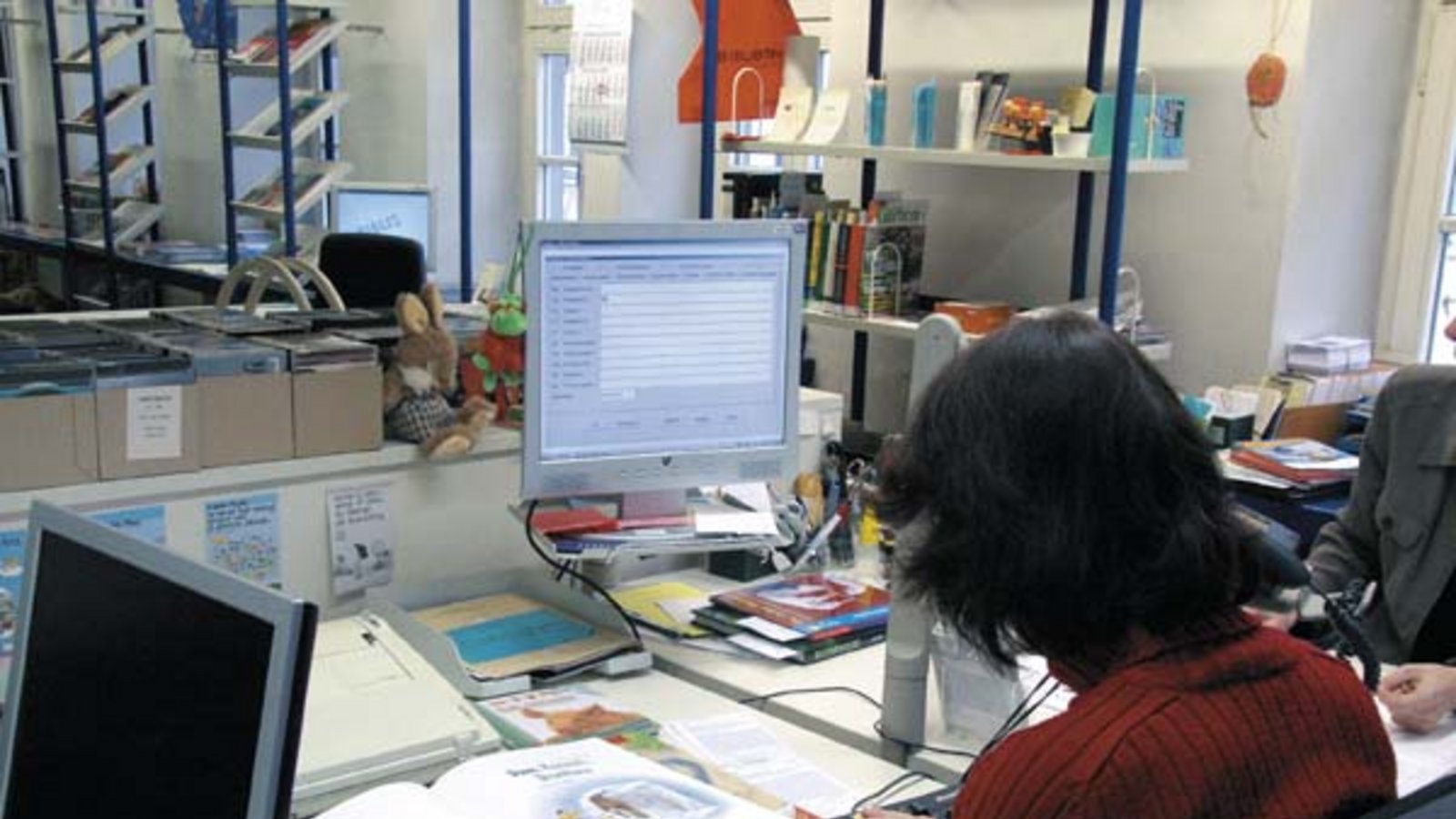 Jedes Buch muss in den Computer eingegeben werden. Foto: Wirth