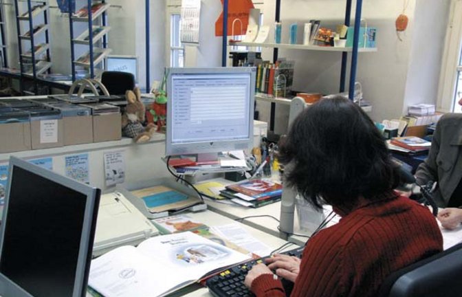 Jedes Buch muss in den Computer eingegeben werden. Foto: Wirth