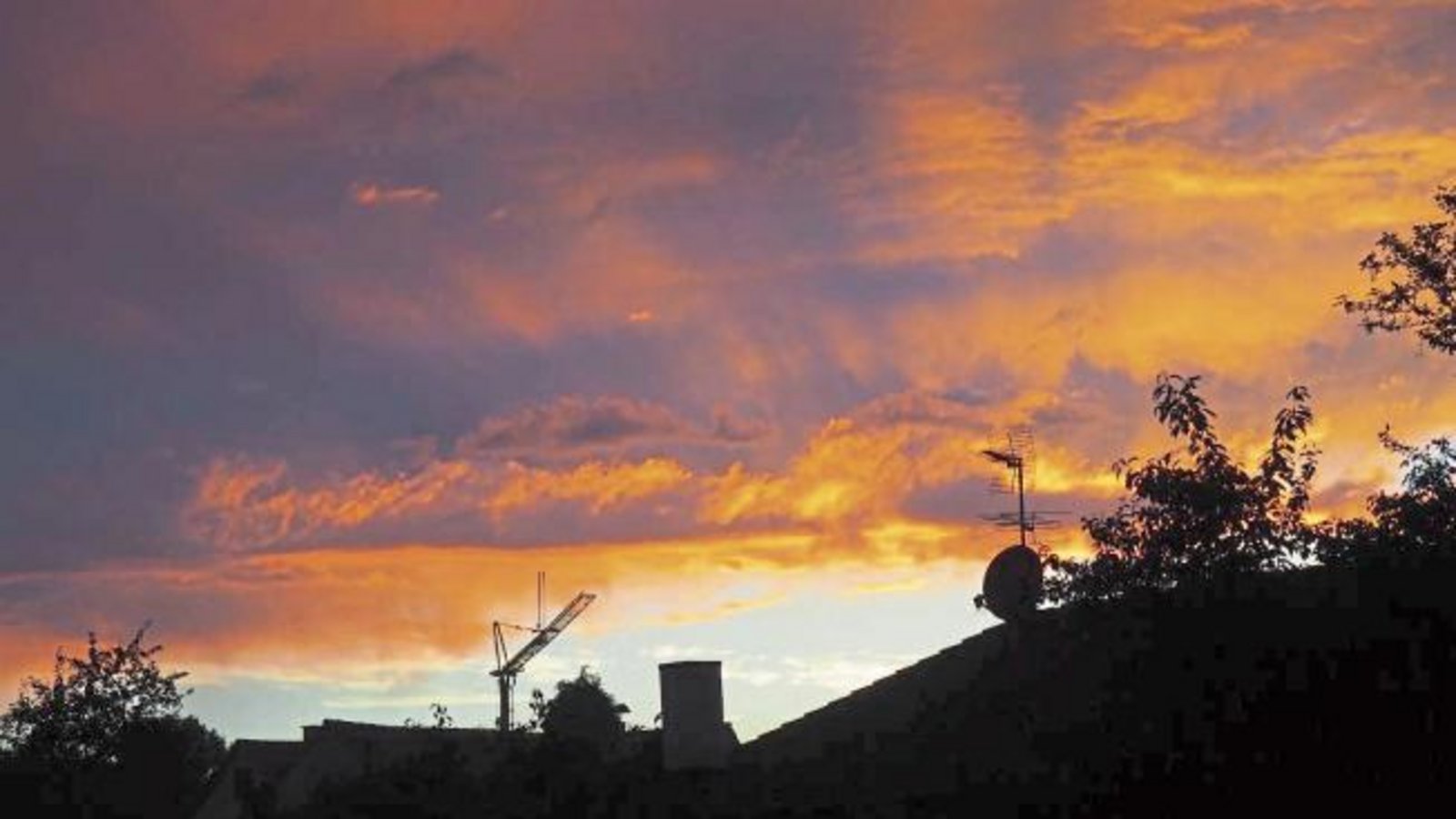 Die Farbenspiele beim Sonnenuntergang in Häfnerhaslach hat Erwin Lorch fotografiert.