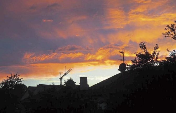 Die Farbenspiele beim Sonnenuntergang in Häfnerhaslach hat Erwin Lorch fotografiert.
