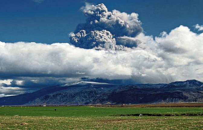Aerosole en masse gelangten beim Ausbruch des isländischen Vulkans Eyjafjallajökull im Jahr 2010 in die Atmosphäre.  Foto: Sigurdur Jonsson/Wikipedia