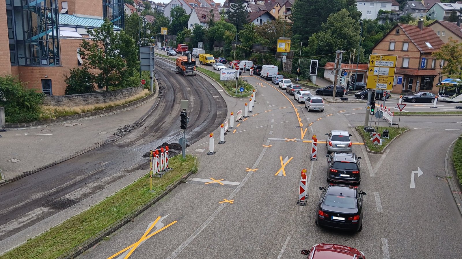 Zu schnell fahren ist in Mühlacker aufgrund der Baustelle aktuell kaum möglich. Vor den Sanierungsarbeiten hatten die Blitzer viel zu tun: Seit der Einführung von Tempo-30-Bereichen wurden in der Senderstadt haufenweise Fahrzeuge beblitzt. Das sorgte für viel Frust.  Fotos: Müller/Archiv