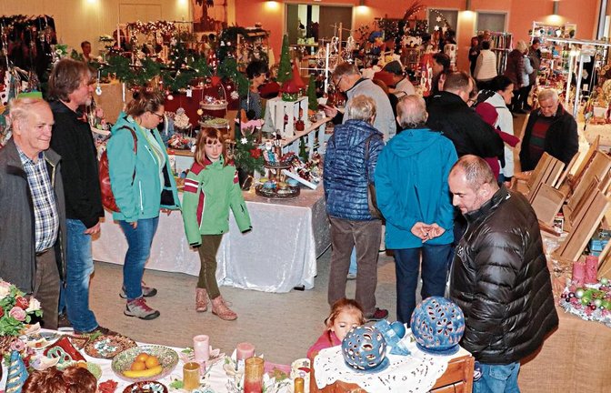 Das bunte Angebot bei der 32. Hobbykünstlerausstellung in Oberriexingen zog wieder Kundschaft jeden Alters an.