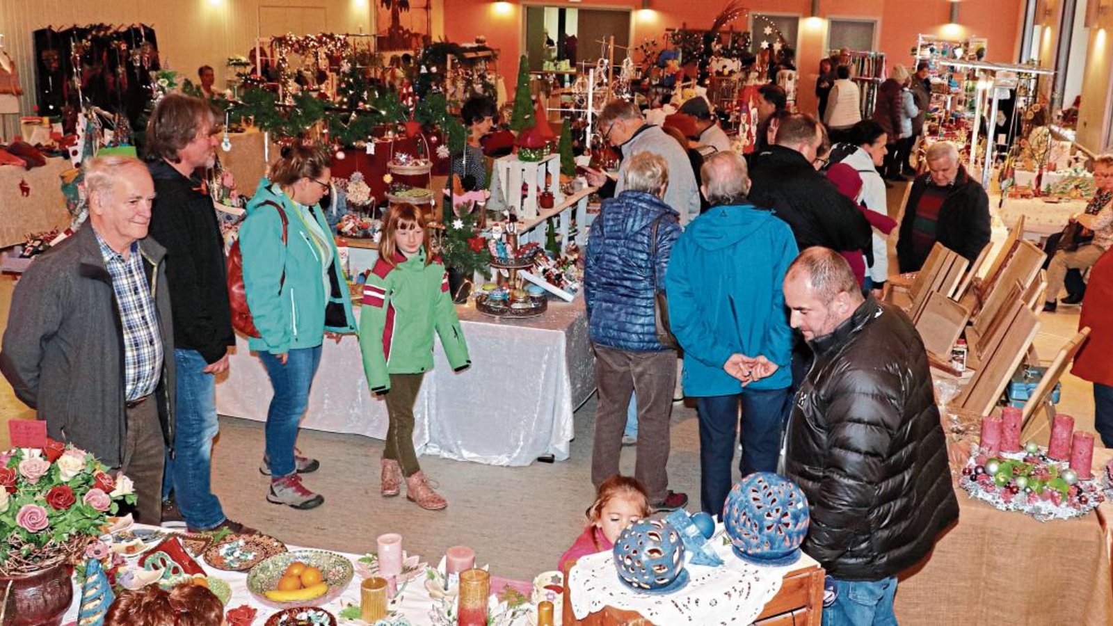 Das bunte Angebot bei der 32. Hobbykünstlerausstellung in Oberriexingen zog wieder Kundschaft jeden Alters an. Das bunte Angebot bei der 32. Hobbykünstlerausstellung in Oberriexingen zog wieder Kundschaft jeden Alters an.
