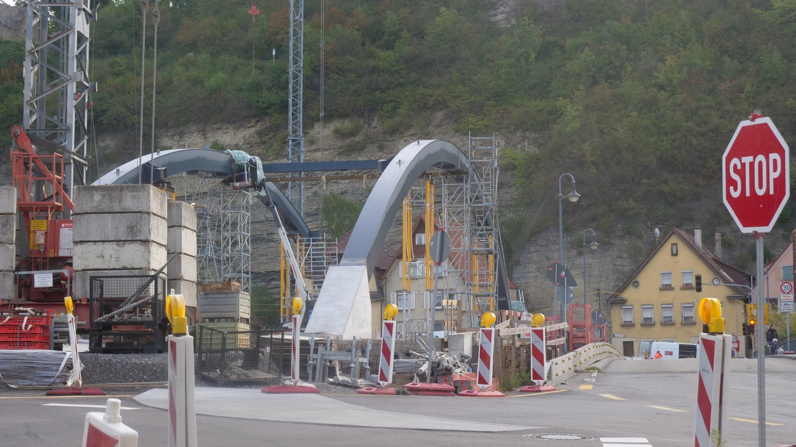 Die Torbogen stehen bereits, trotzdem verzögert sich die Fertigstellung um etwa ein halbes Jahr.  Fotos: Friedrich
