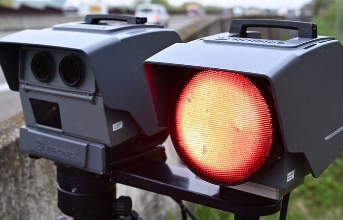Eine mobile Geschwindigkeitsmessanlage der Autobahnpolizei Weinsberg steht am Rand der A6.  Eine Polizeistreife in Frankreich hat einen Porschefahrer mit Tempo 312 auf einer Autobahn geblitzt, auf der ein Tempolimit von 130 gilt. (zu dpa: «Französische Polizei stoppt Porschefahrer mit Tempo 312»)<span class='image-autor'>Marijan Murat/dpa</span>