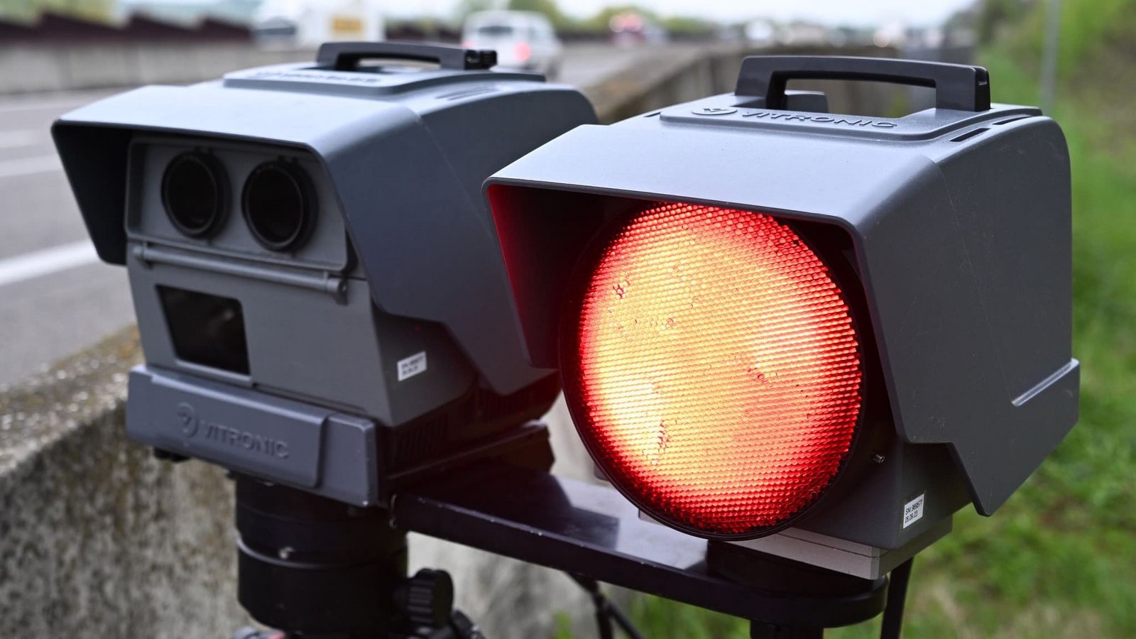 Eine mobile Geschwindigkeitsmessanlage der Autobahnpolizei Weinsberg steht am Rand der A6.  Eine Polizeistreife in Frankreich hat einen Porschefahrer mit Tempo 312 auf einer Autobahn geblitzt, auf der ein Tempolimit von 130 gilt. (zu dpa: «Französische Polizei stoppt Porschefahrer mit Tempo 312»)Marijan Murat/dpa