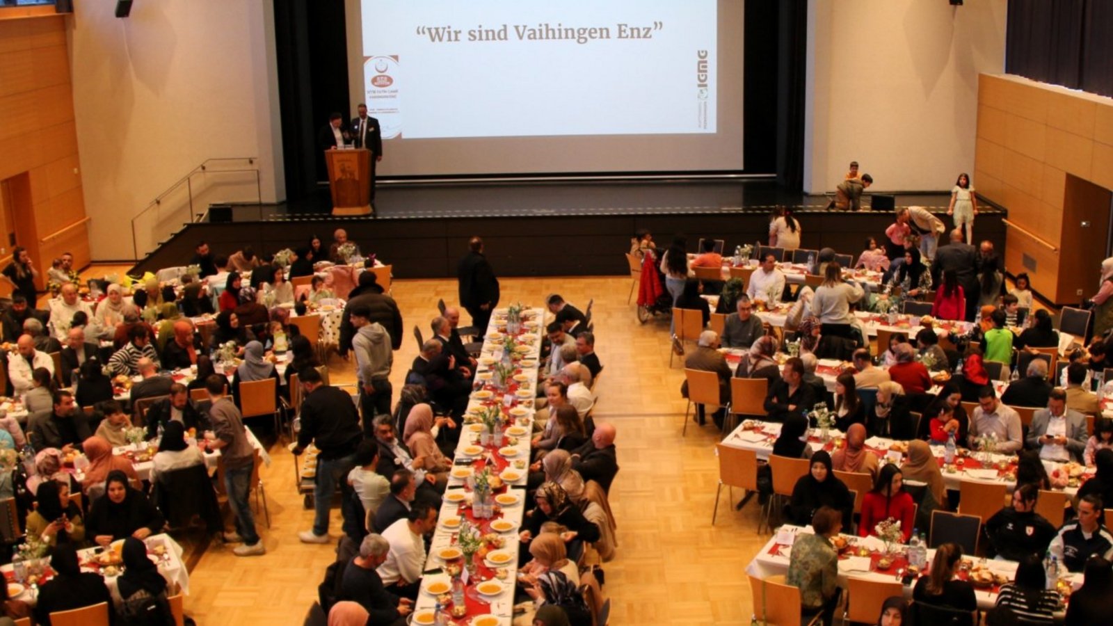 Etwa 300 Gäste kommen am Donnerstagabend zum gemeinsamen Fastenbrechen in der feierlich geschmückten Stadthalle zusammen. Fotos: Mross Etwa 300 Gäste kommen am Donnerstagabend zum gemeinsamen Fastenbrechen in der feierlich geschmückten Stadthalle zusammen. Fotos: Mross