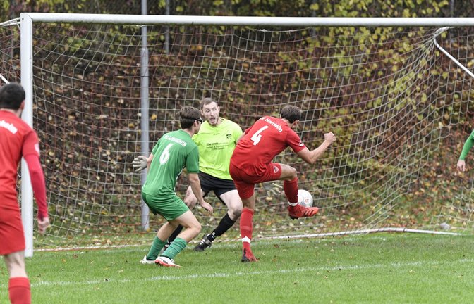 Felix Abel (Nummer vier) erzielt seinen zweiten von insgesamt vier Treffern beim 7:0-Erfolg des SV Horrheim gegen den VfL Gemmrigheim. <span class='image-autor'>Foto: Leitner</span>