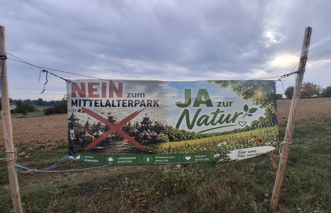 Stiller Protest: Ein Plakat zwischen Vaihingen und Kleinglattbach, das sich gegen den Mittelalterpark positioniert. <span class='image-autor'>Foto: Kauer</span>