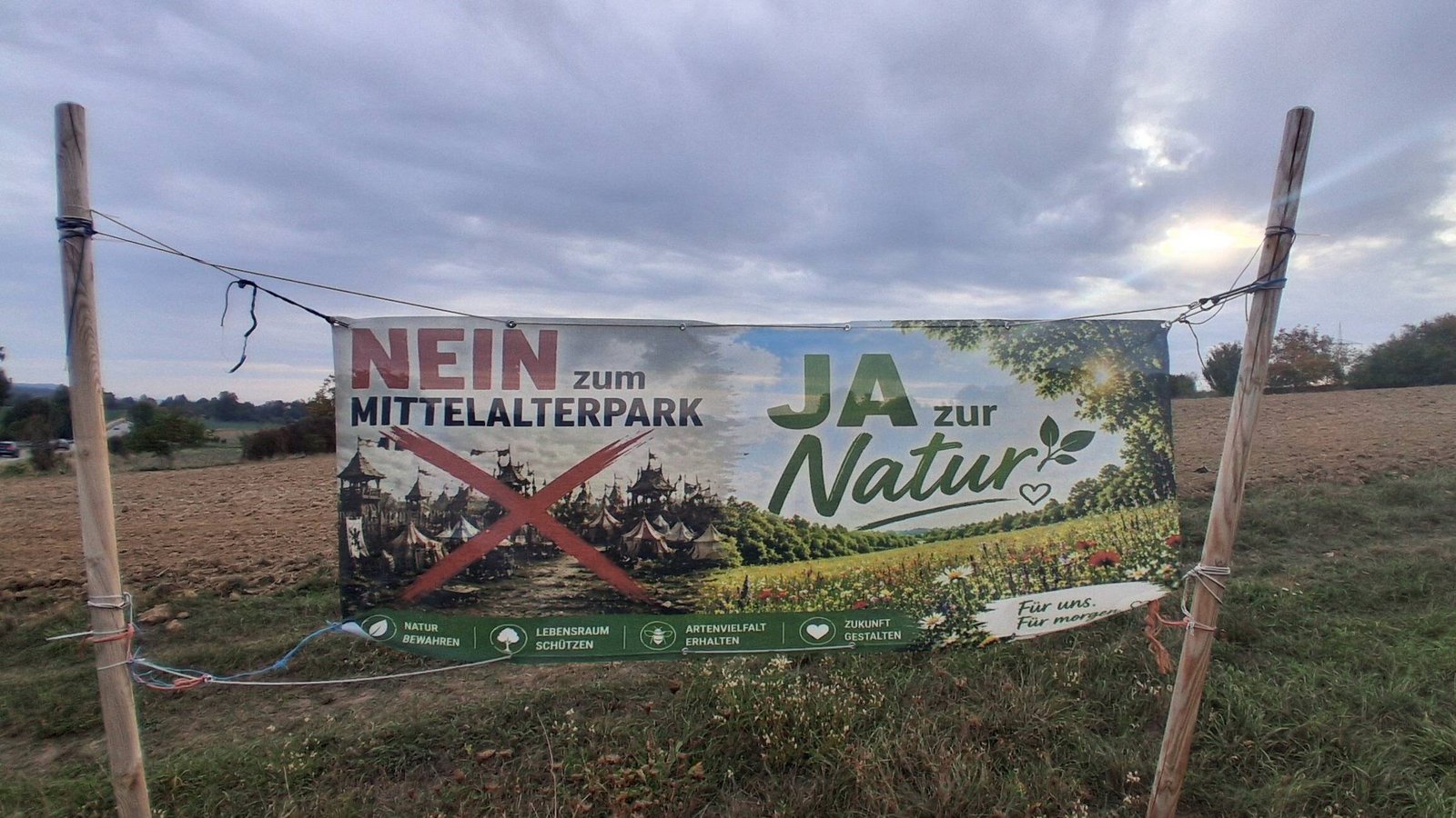 Stiller Protest: Ein Plakat zwischen Vaihingen und Kleinglattbach, das sich gegen den Mittelalterpark positioniert. Foto: Kauer