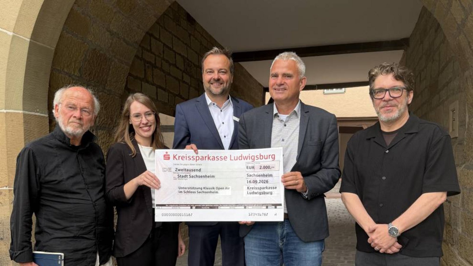 Bei der Scheckübergabe (von links): Dirigent Peter Wallinger, Ann-Kathrin Narlinski und Marco Mannhardt von der Kreissparkasse, Bürgermeister Holger Albrich und der Sachsenheimer Kulturreferent Alexander Sterzel. Foto: p