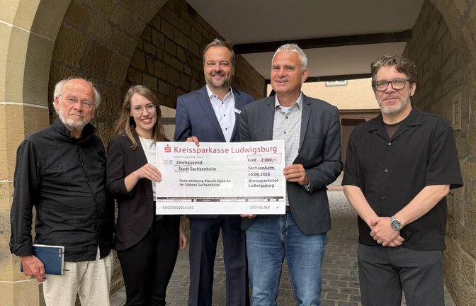 Bei der Scheckübergabe (von links): Dirigent Peter Wallinger, Ann-Kathrin Narlinski und Marco Mannhardt von der Kreissparkasse, Bürgermeister Holger Albrich und der Sachsenheimer Kulturreferent Alexander Sterzel. Foto: p