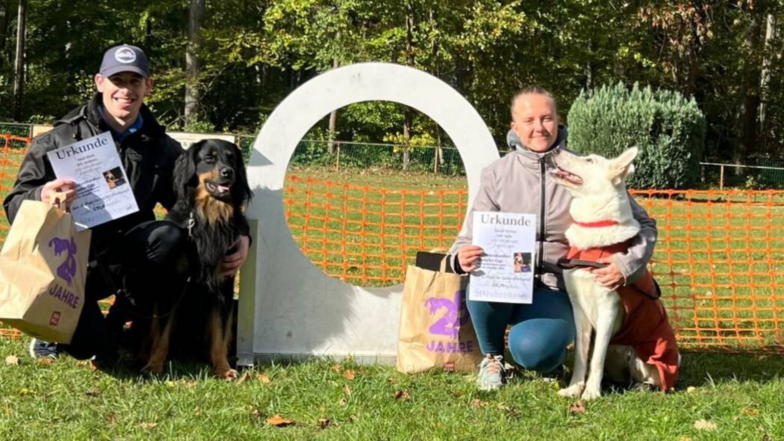Sie strahlen um die Wette: Nick Hein (links) und Jackson, die in Straubenhardt gewonnen haben, und Sarah Vetter und Jade, die auf Rang zwei landeten. Fotos: privat Sie strahlen um die Wette: Nick Hein (links) und Jackson, die in Straubenhardt gewonnen haben, und Sarah Vetter und Jade, die auf Rang zwei landeten. Fotos: privat
