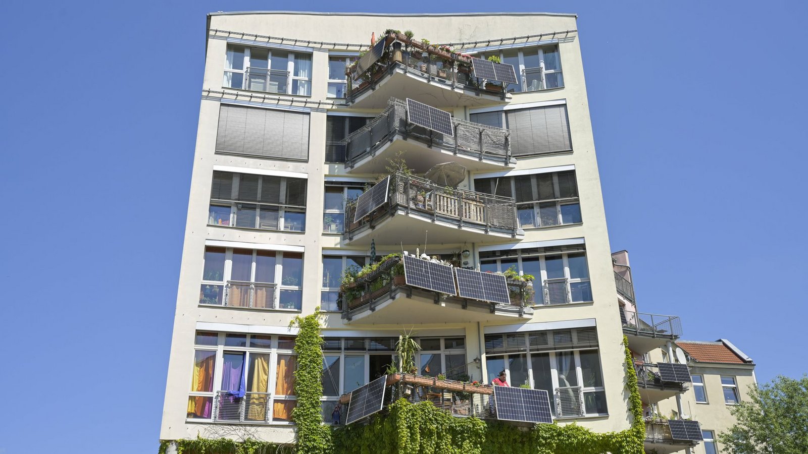 Ein Mehrfamilienhaus in Berlin mit mehreren Balkonkraftwerken: Wie geht es mit der Energiewende im Kleinen weiter?Foto: Imago/Joko Ein Mehrfamilienhaus in Berlin mit mehreren Balkonkraftwerken: Wie geht es mit der Energiewende im Kleinen weiter?Foto: Imago/Joko