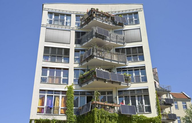 Ein Mehrfamilienhaus in Berlin mit mehreren Balkonkraftwerken: Wie geht es mit der Energiewende im Kleinen weiter?<span class='image-autor'>Foto: Imago/Joko</span>
