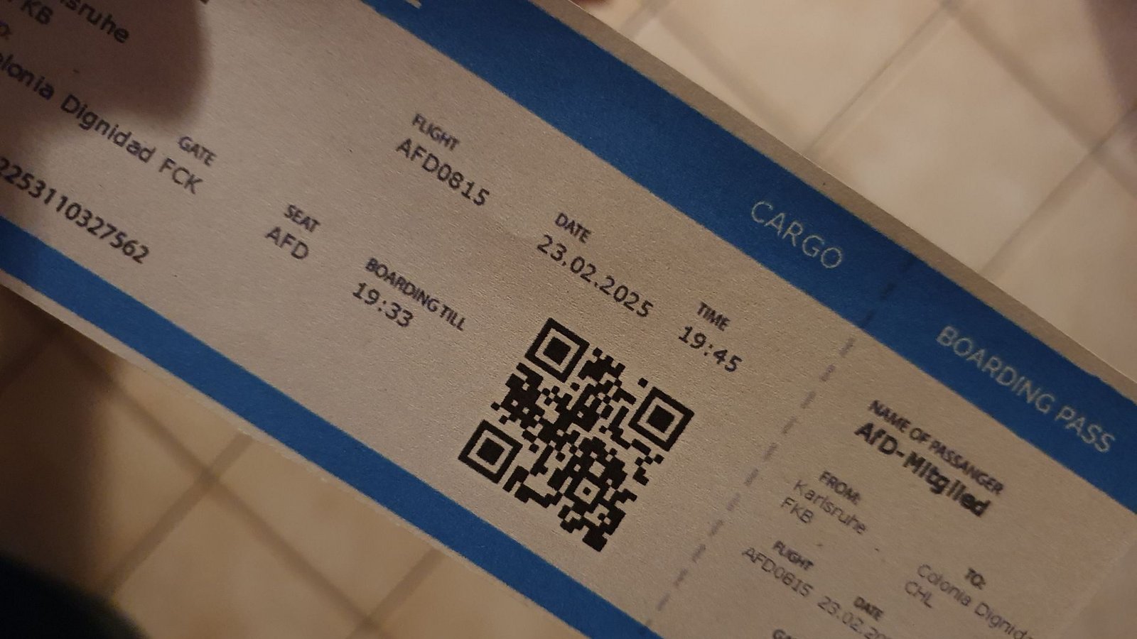 Auch für AfD-Mitglieder gibt es jetzt einen kostenlosen Boarding-Pass. Abflug an Gate „FCK AfD“.Foto: /Eberhard Wein Auch für AfD-Mitglieder gibt es jetzt einen kostenlosen Boarding-Pass. Abflug an Gate „FCK AfD“.Foto: /Eberhard Wein
