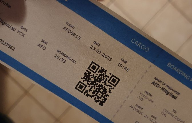 Auch für AfD-Mitglieder gibt es jetzt einen kostenlosen Boarding-Pass. Abflug an Gate „FCK AfD“.<span class='image-autor'>Foto: /Eberhard Wein</span>