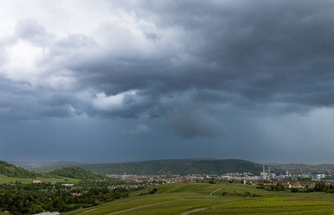 Am Dienstag  den 30. Juni braute sich über Stuttgart ein Gewitter zusammen. Das war in den vergangenen Wochen des Öfteren der Fall.<span class='image-autor'>Foto: IMAGO/vmd-images/IMAGO/Simon Adomat</span>