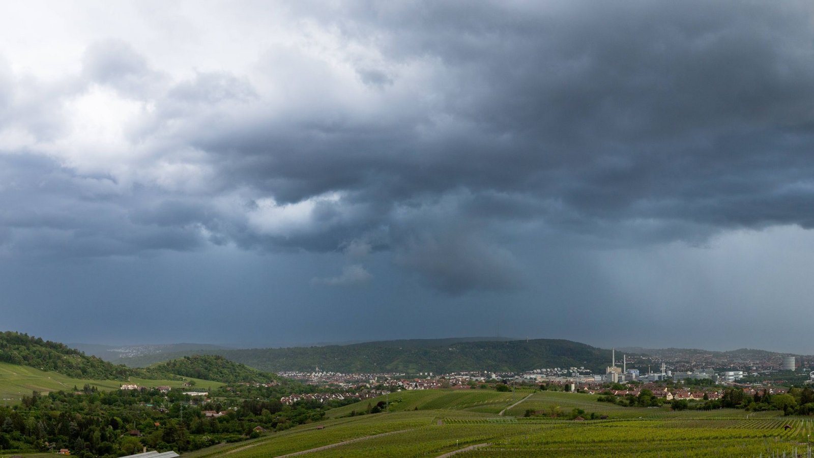 Am Dienstag  den 30. Juni braute sich über Stuttgart ein Gewitter zusammen. Das war in den vergangenen Wochen des Öfteren der Fall.Foto: IMAGO/vmd-images/IMAGO/Simon Adomat