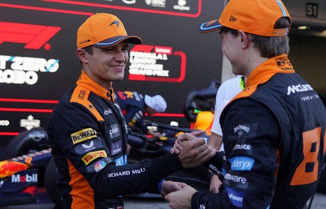 Die McLaren-Piloten Lando Norris (l) und Oscar Piastri belegten in Suzuka die Plätze zwei und drei.<span class='image-autor'>Foto: Toru Hanai/AP</span>