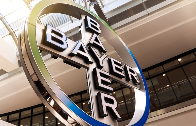 Die Bayer-Aktie steigt um 7 Prozent. Starke Quartalszahlen und ein erfolgreiches Agrargeschäft sorgen für Optimismus.<span class='image-autor'>Foto: JenniePavl / Shutterstock.com</span>