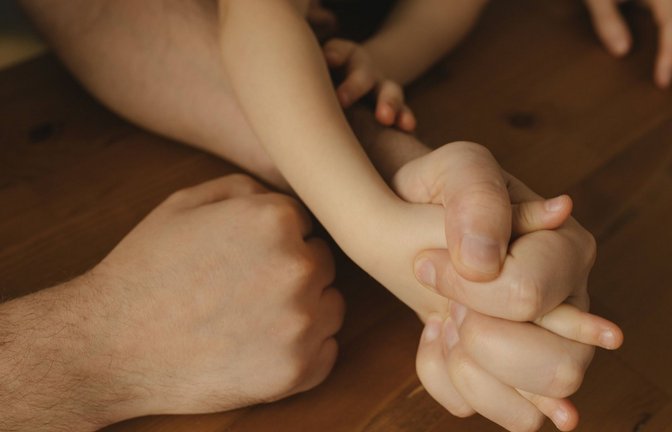 Echte Familienzeit ist bei Besuchen im Gefängnis nur schwer möglich.<span class='image-autor'>Foto: imago//Viktoryia Verstak</span>