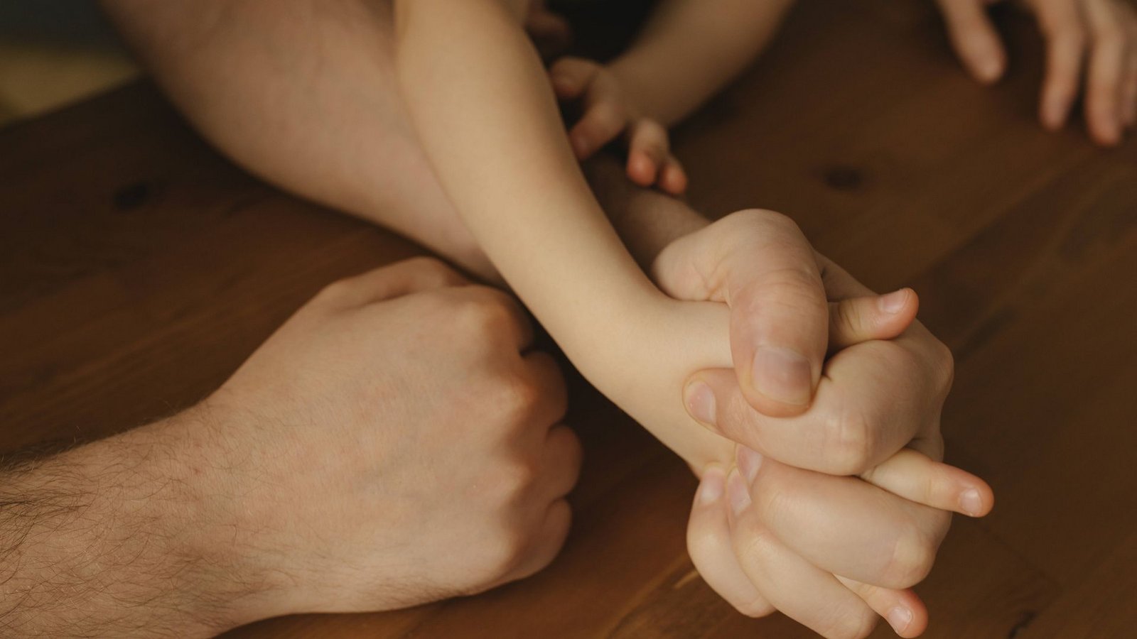 Echte Familienzeit ist bei Besuchen im Gefängnis nur schwer möglich.Foto: imago//Viktoryia Verstak Echte Familienzeit ist bei Besuchen im Gefängnis nur schwer möglich.Foto: imago//Viktoryia Verstak