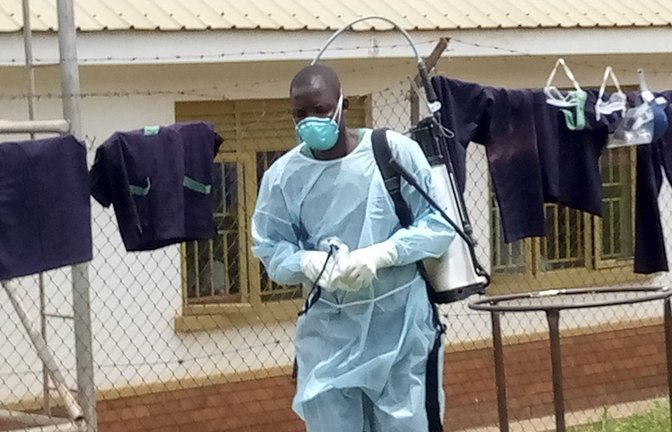 Ein Gesundheitsmitarbeiter in der Region Mubende: Dort soll der Ausbruch seinen Ausgang genommen haben.<span class='image-autor'>Foto: imago//Nicholas Kajoba</span>