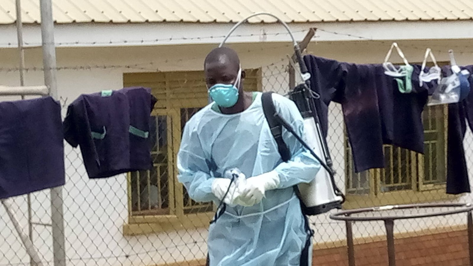 Ein Gesundheitsmitarbeiter in der Region Mubende: Dort soll der Ausbruch seinen Ausgang genommen haben.Foto: imago//Nicholas Kajoba Ein Gesundheitsmitarbeiter in der Region Mubende: Dort soll der Ausbruch seinen Ausgang genommen haben.Foto: imago//Nicholas Kajoba