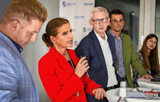 Was wird aus der Stuttgarter Innenstadt? Citymanager Holger Siegle, Hauptgeschäftsführerin des Handelsverbandes Baden-Württemberg Sabine Hagmann, StZ-Chefredakteur Joachim Dorfs, Stephan Anders von der Deutschen Gesellschaft für Nachhaltiges Bauen und Katharina Dienes vom Fraunhofer Institut (von links) standen auf dem Podium.<span class='image-autor'>Foto: Lichtgut/Julian Rettig</span>