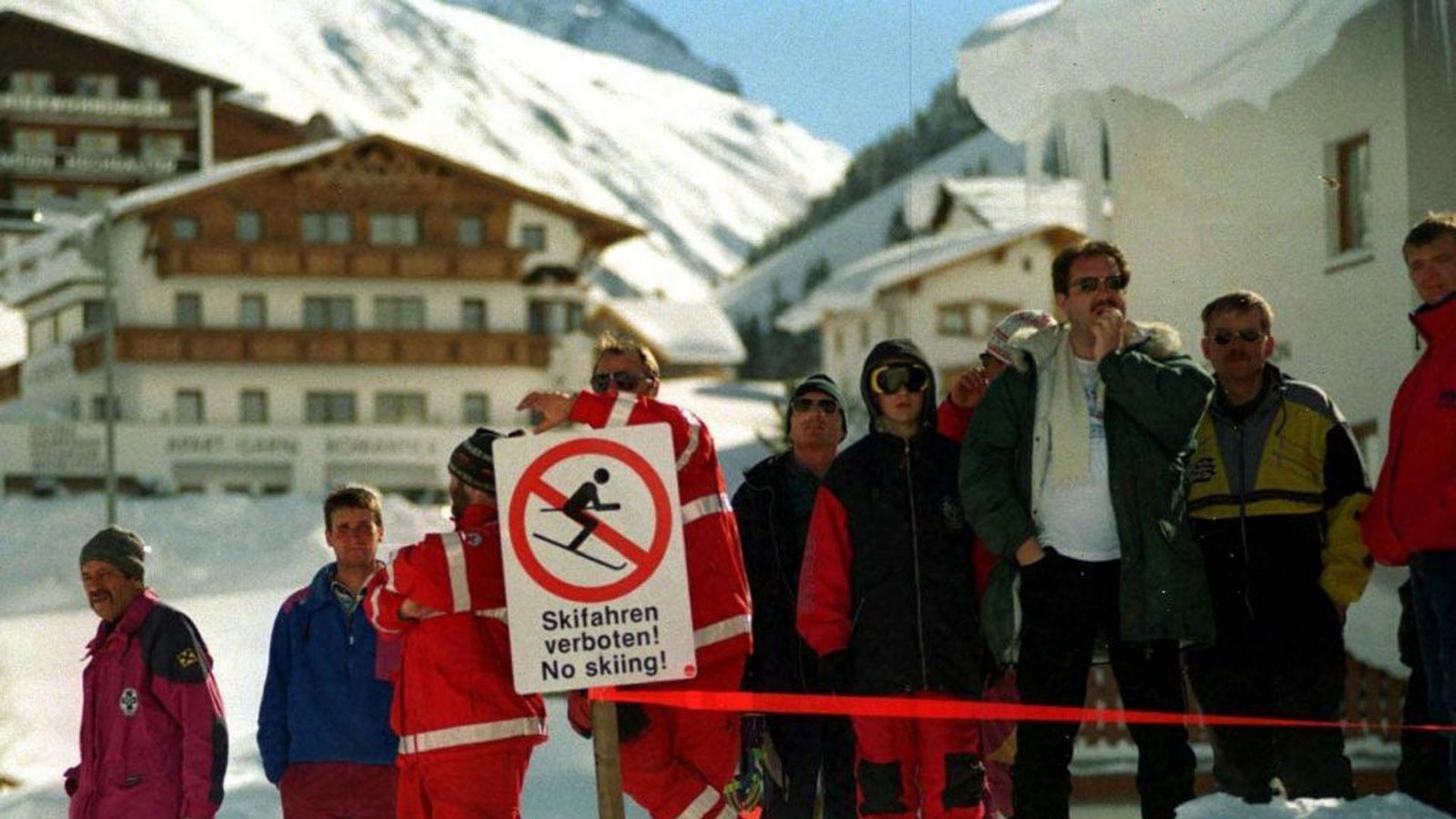 . . . und Galtür in Österreich mit 31 Todesopfern zu beklagen (Bild vom 25. Februar 1999).Foto: dpa . . . und Galtür in Österreich mit 31 Todesopfern zu beklagen (Bild vom 25. Februar 1999).Foto: dpa