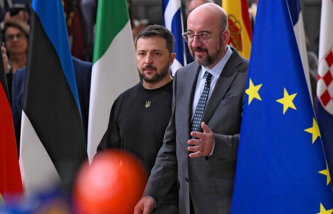 Der ukrainische Präsident Wolodimir Selenskij wird in Brüssel von Ratspräsident Charles Michel empfangen. Die hohen Erwartungen des Gastes aus Kiew werden allerdings nur teilweise erfüllt.<span class='image-autor'>Foto: AFP/John Thys</span>