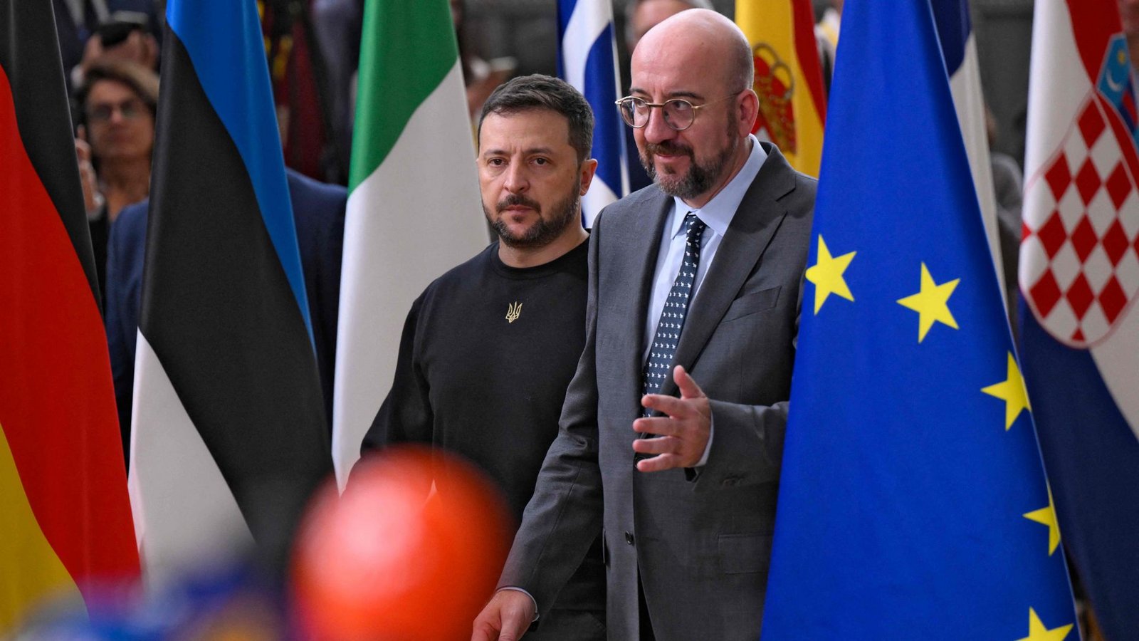 Der ukrainische Präsident Wolodimir Selenskij wird in Brüssel von Ratspräsident Charles Michel empfangen. Die hohen Erwartungen des Gastes aus Kiew werden allerdings nur teilweise erfüllt.Foto: AFP/John Thys